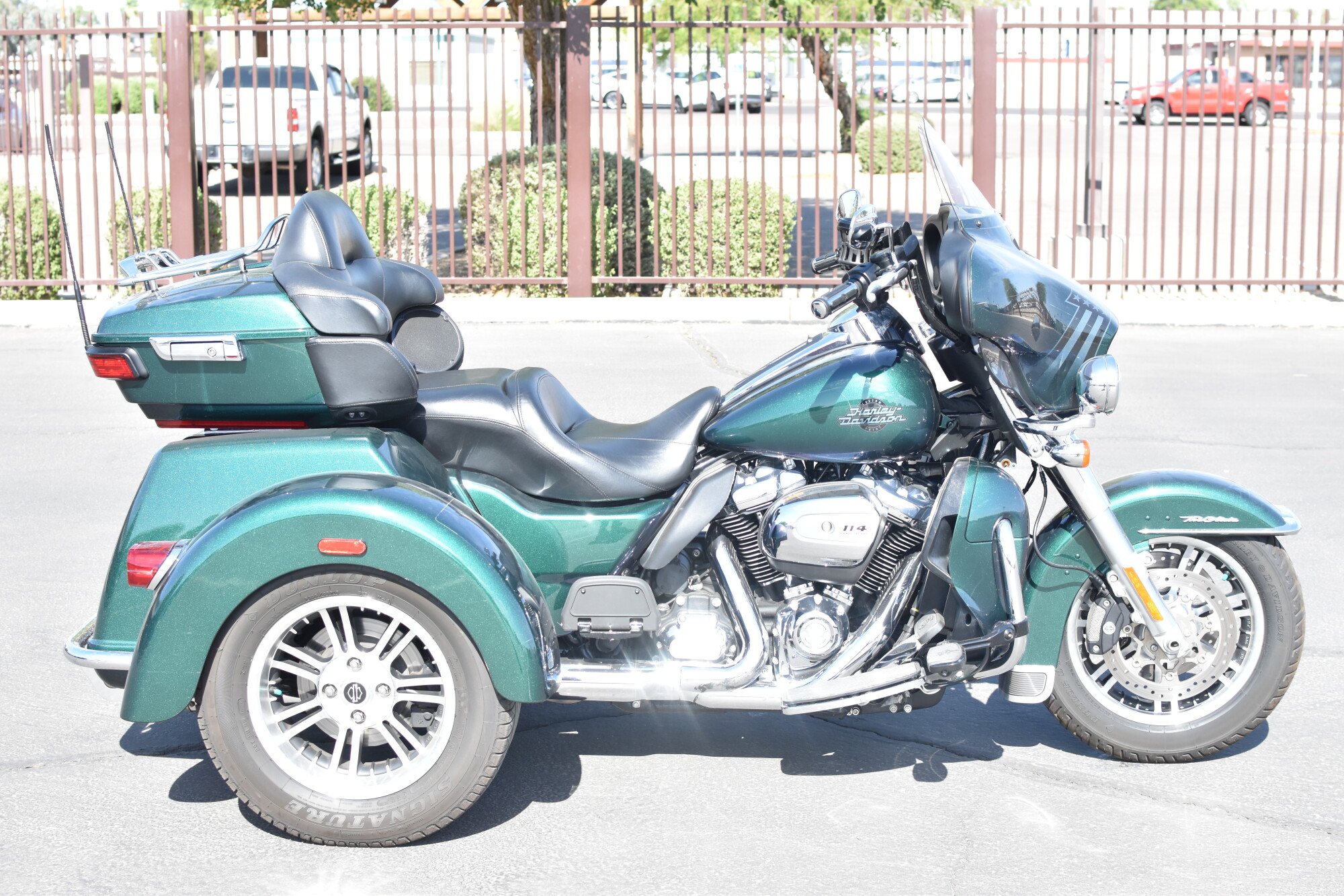2021 Harley-Davidson® Tri Glide® Ultra Snake Venom FLHTCUTG
