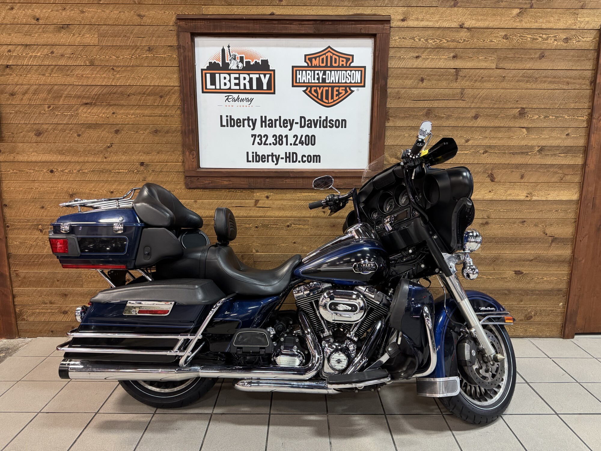 2012 Harley-Davidson® Electra Glide® Ultra Limited Big Blue Pearl/Vivid Black FLHTCU