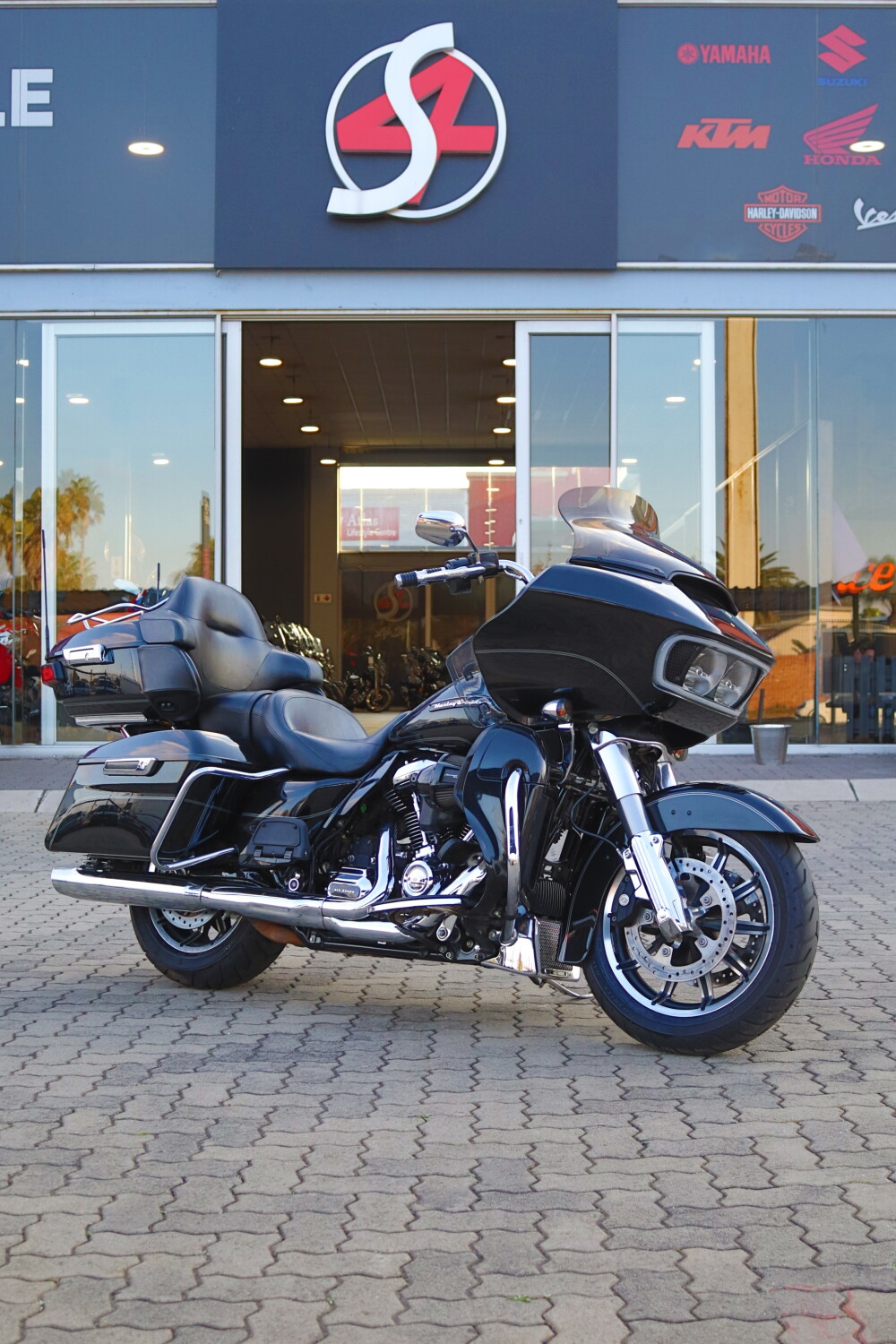 2017 Harley-Davidson® Road Glide® Ultra Black Quartz