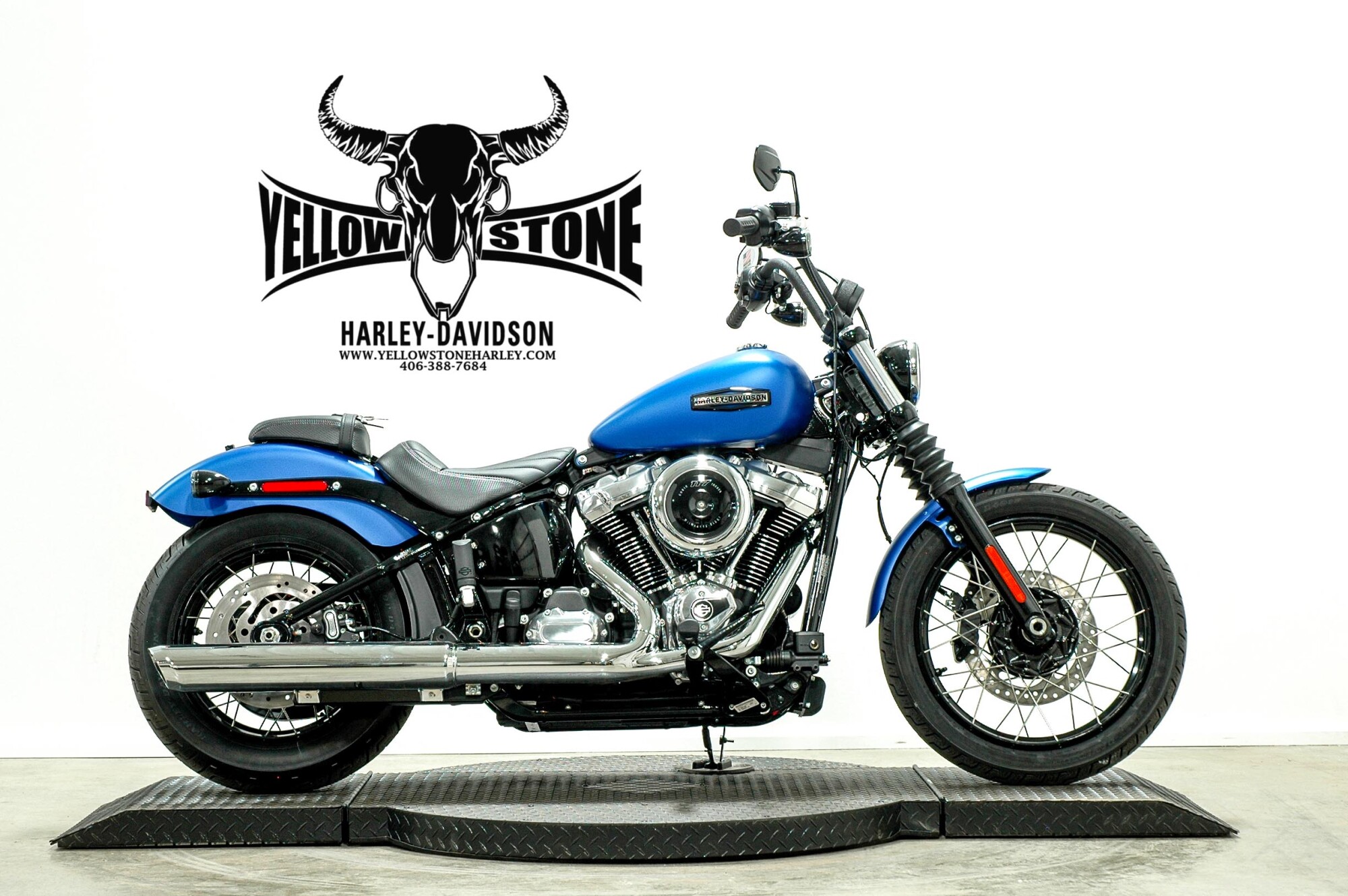 2026 Harley-Davidson® Street Bob® Aurora Blue Denim Chrome Laced Wheels