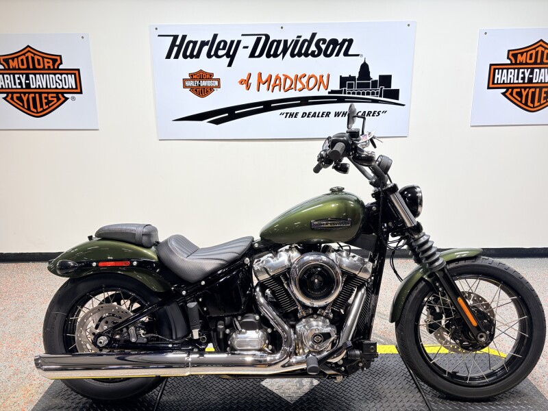 2026 FXBB Harley-Davidson® Street Bob® Olive Steel Metallic Chrome Laced Wheels