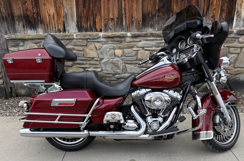2010 Harley-Davidson® Electra Glide® Classic RED HOT SUNGLO
