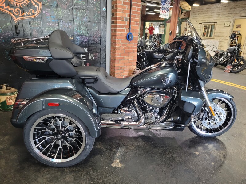 2026 Harley-Davidson® Street Glide 3 Limited Iron Horse Metallic Chrome Trim