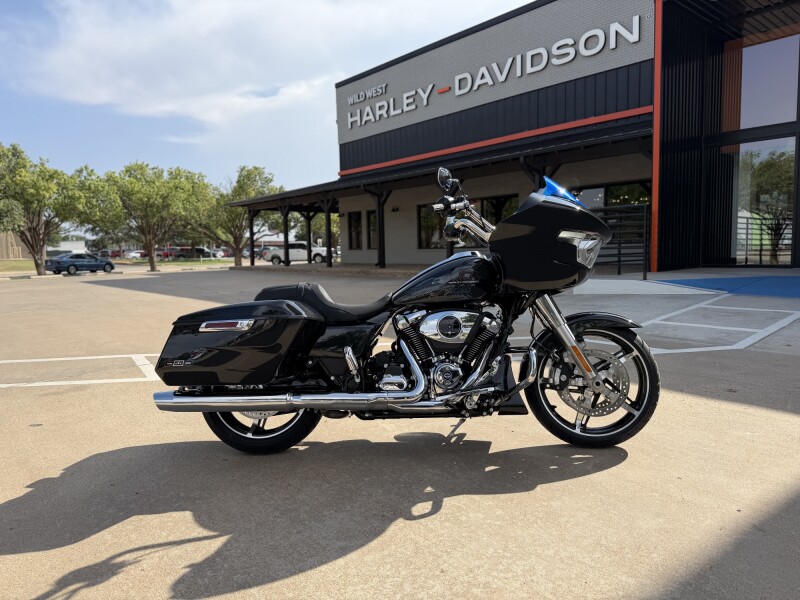 2026 Harley-Davidson® Road Glide® Midnight Ember Chrome Trim