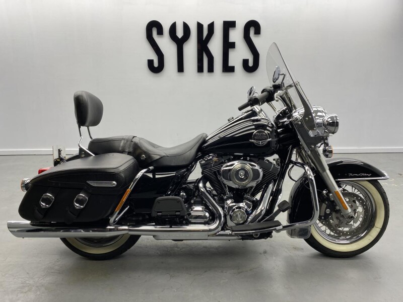 2009 Harley-Davidson FLHRC Touring Road King Classic in Vivid Black