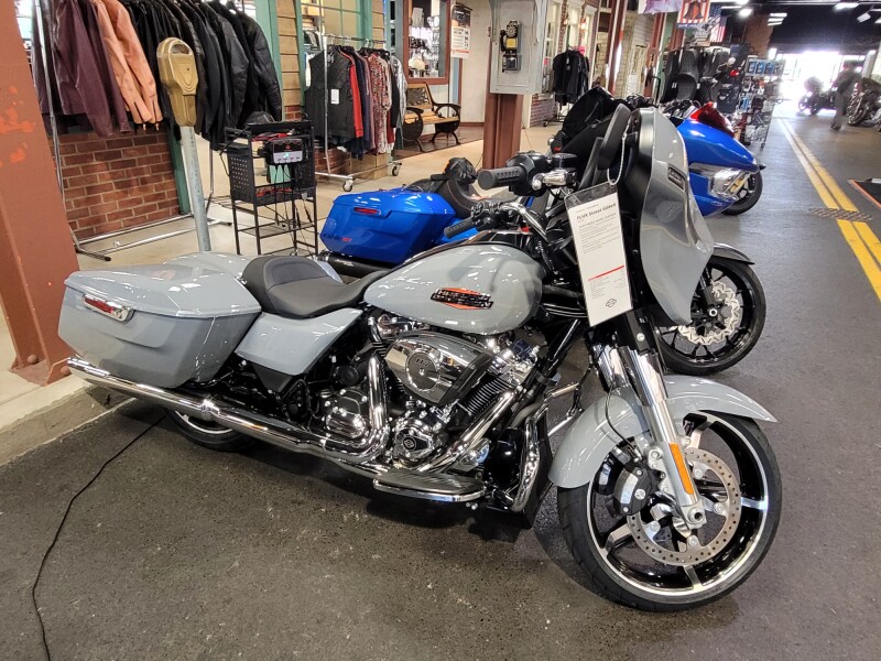 2026 Harley-Davidson® Street Glide® Solo Dark Billiard Gray Chrome Trim
