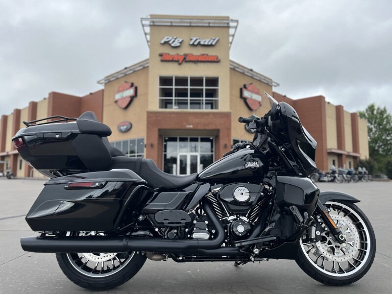 2026 Harley-Davidson® FLHXL Street Glide Limited Vivid Black