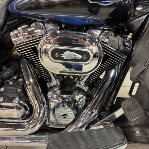 2012 Harley-Davidson® Electra Glide® Ultra Limited Big Blue Pearl/Vivid Black FLHTCU thumb 2