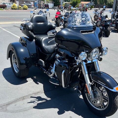 2019 Harley-Davidson® Tri Glide® Ultra Vivid Black thumb 3