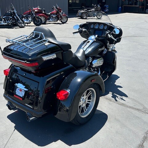 2019 Harley-Davidson® Tri Glide® Ultra Vivid Black thumb 1