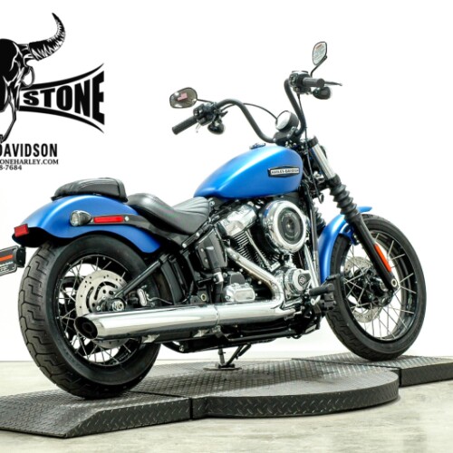 2026 Harley-Davidson® Street Bob® Aurora Blue Denim Chrome Laced Wheels thumb 3