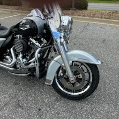 2015 Harley-Davidson® Road King® Classic BRIL SLVR/V BLK W/ PINSTRIP thumb 2