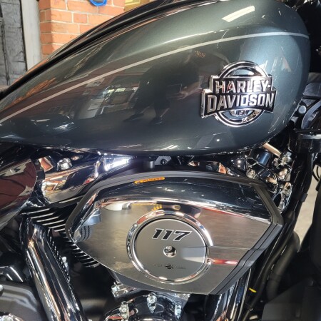 2026 Harley-Davidson® Street Glide 3 Limited Iron Horse Metallic Chrome Trim thumb 2
