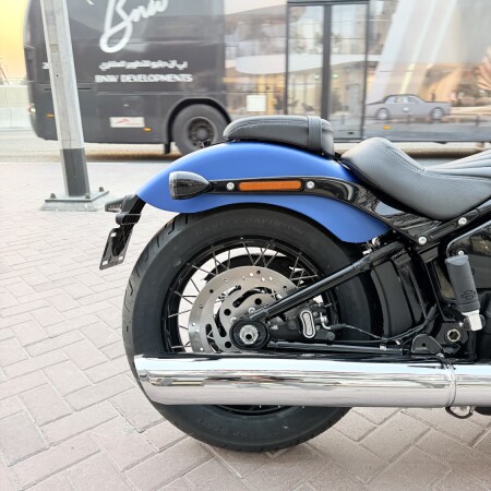 2026 Harley-Davidson® Street Bob® Aurora Blue Denim Chrome Laced Wheels thumb 2