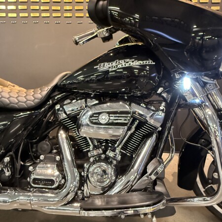 2019 Harley-Davidson® Street Glide® Vivid Black thumb 3