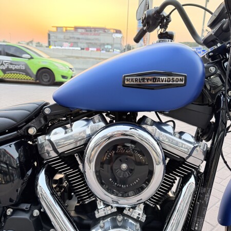 2026 Harley-Davidson® Street Bob® Aurora Blue Denim Chrome Laced Wheels thumb 3
