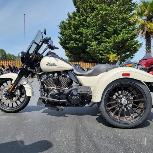 2023 Harley-Davidson® Freewheeler® White Sand Pearl thumb 3