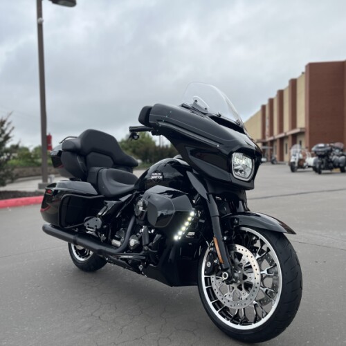 2026 Harley-Davidson® FLHXL Street Glide Limited Vivid Black thumb 3