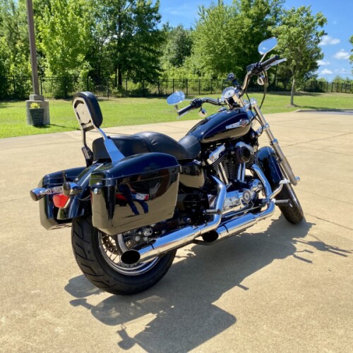 2017 Harley-Davidson 1200 Custom Vivid Black thumb 1