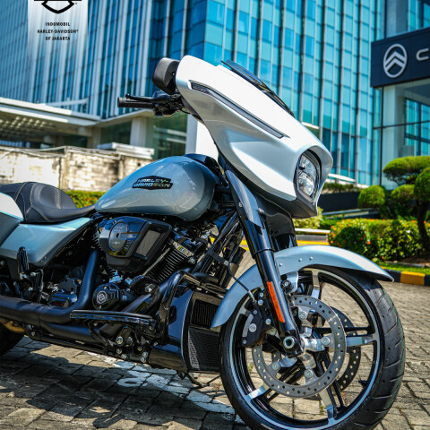 2024 Harley-Davidson® Street Glide™ Atlas Silver Metallic - Black Finish thumb 2