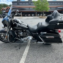 2017 Harley-Davidson® Ultra Limited Vivid Black thumb 3