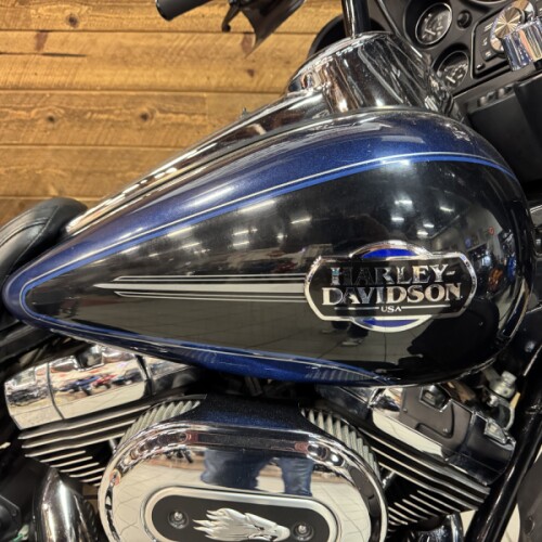 2012 Harley-Davidson® Electra Glide® Ultra Limited Big Blue Pearl/Vivid Black FLHTCU thumb 3