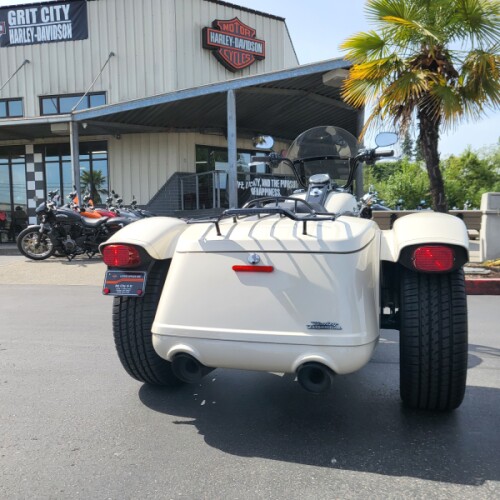 2023 Harley-Davidson® Freewheeler® White Sand Pearl thumb 2