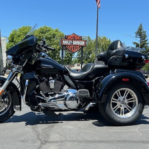 2019 Harley-Davidson® Tri Glide® Ultra Vivid Black thumb 0