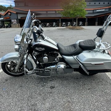 2015 Harley-Davidson® Road King® Classic BRIL SLVR/V BLK W/ PINSTRIP thumb 3