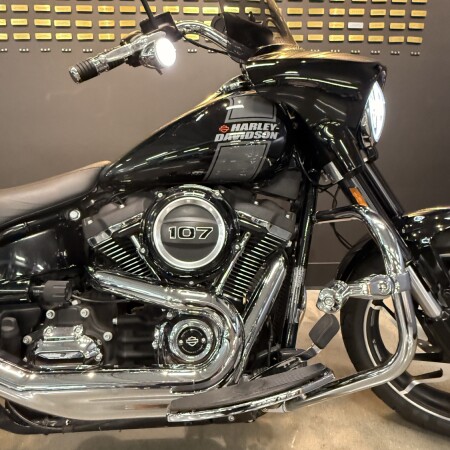 2021 Harley-Davidson® Sport Glide® Vivid Black thumb 3