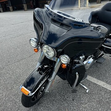 2017 Harley-Davidson® Ultra Limited Vivid Black thumb 2