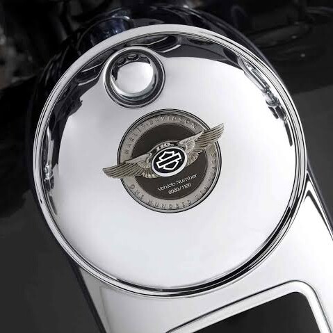 2013 Harley-Davidson CVO Ultra Classic Electra Glide 110th Anniversary FLHTCUSE8 thumb 3
