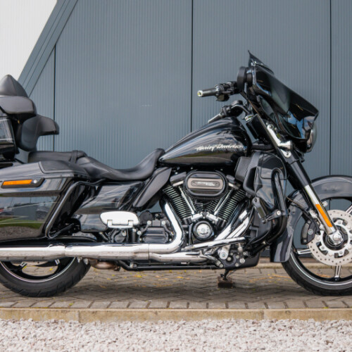 2017 Harley-Davidson® CVO™ Street Glide®  thumb 2