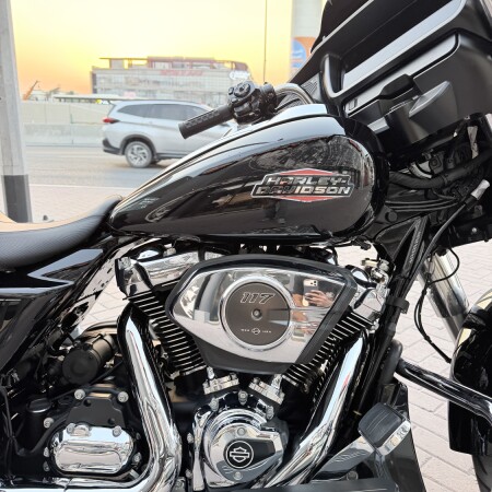 2024 Harley-Davidson® Street Glide® Vivid Black thumb 2
