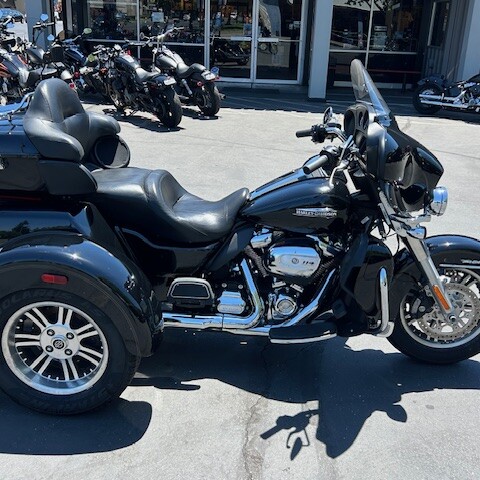 2019 Harley-Davidson® Tri Glide® Ultra Vivid Black thumb 2