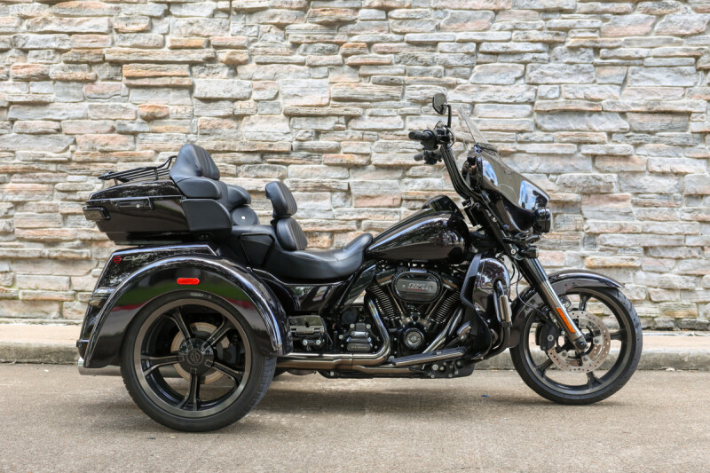 2021 Harley-Davidson® CVO™ Tri Glide® Charred Crimson