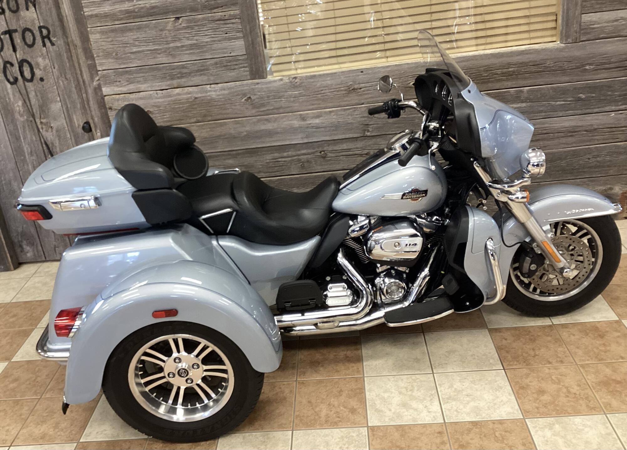 2023 Harley-Davidson® Tri Glide® Ultra Atlas Silver Metallic
