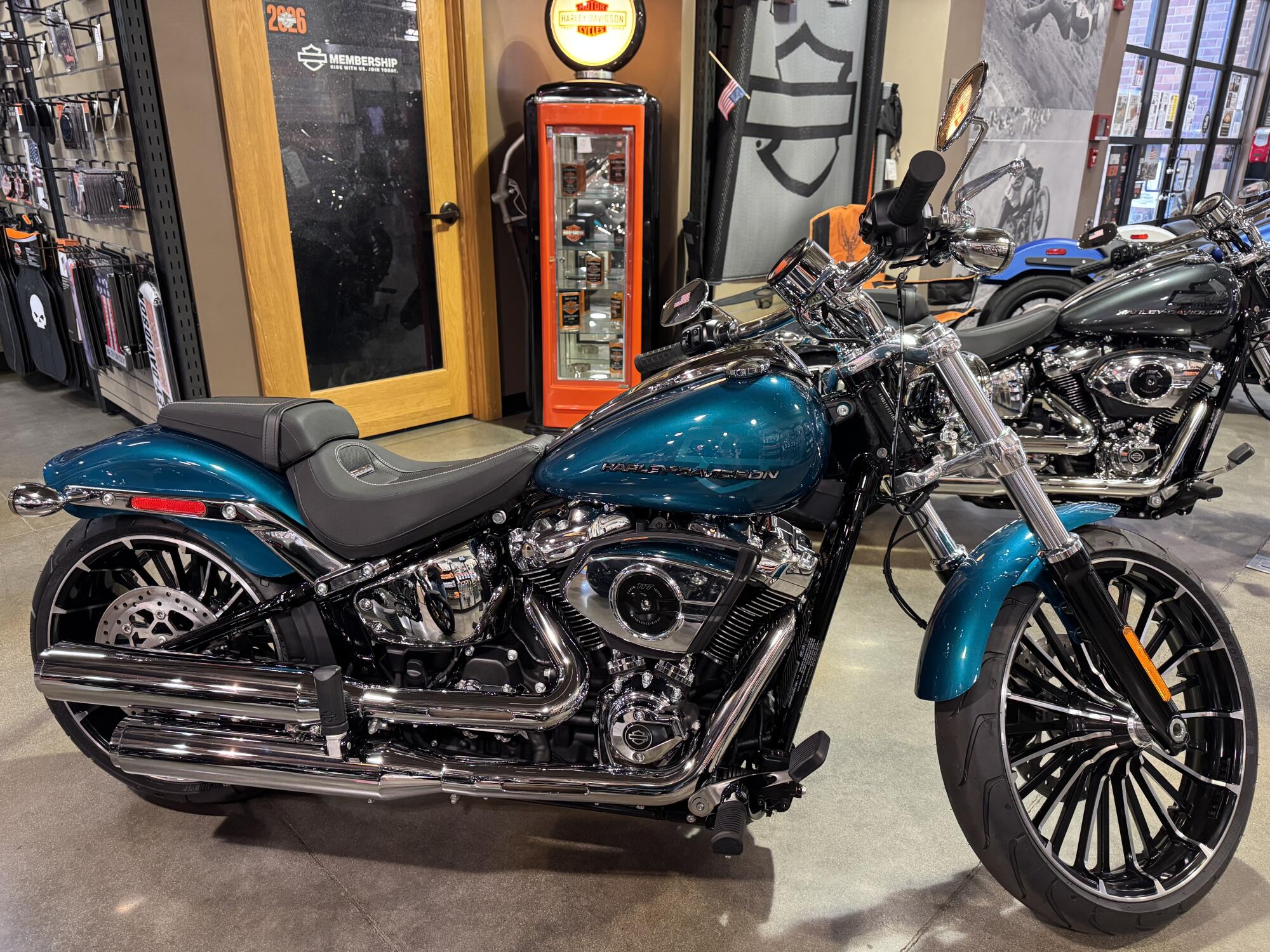 2026 Harley-Davidson® Breakout® Teal Thunder Chrome Trim