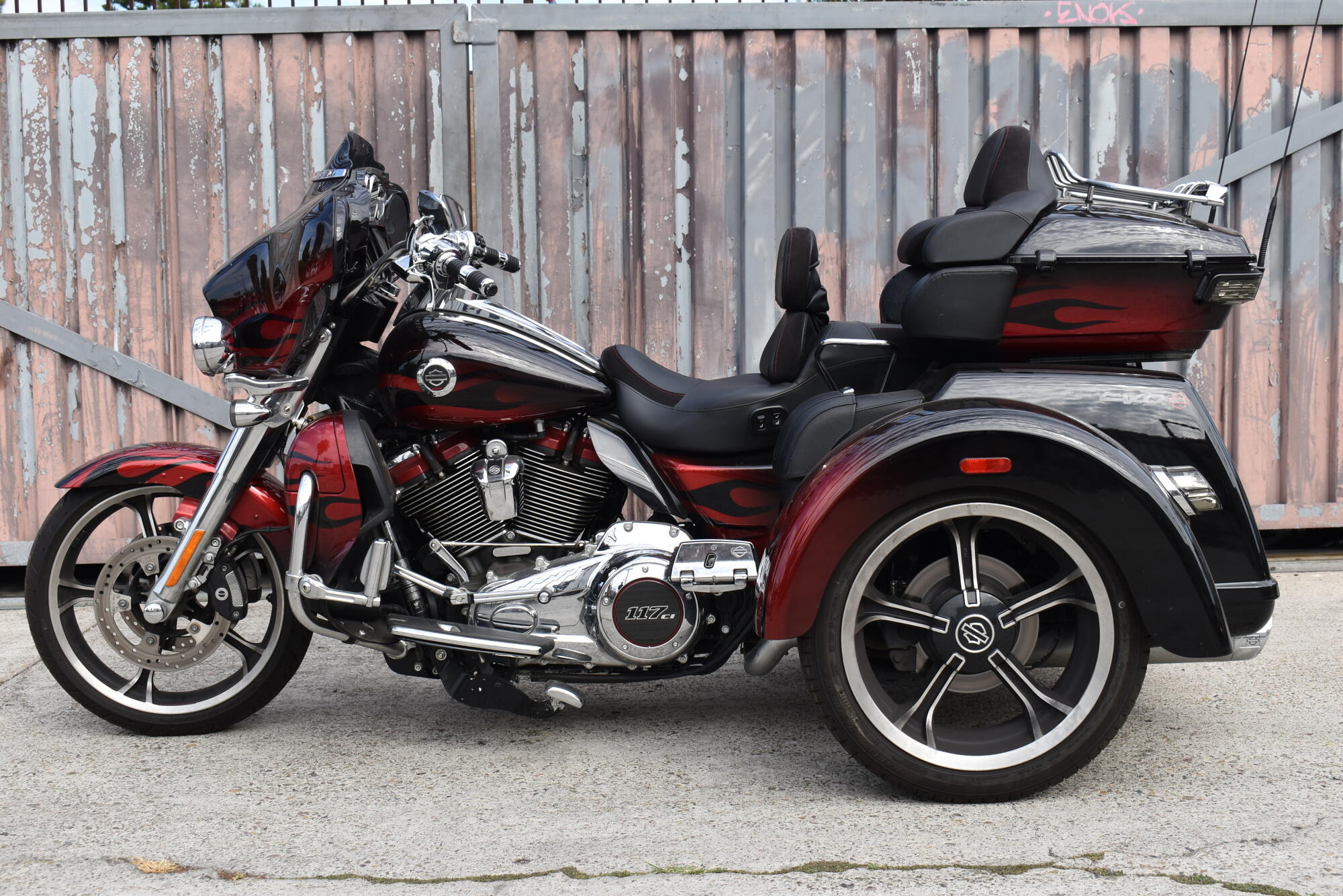 2022 Harley-Davidson® CVO™ Tri Glide® FLHTCUTGSE