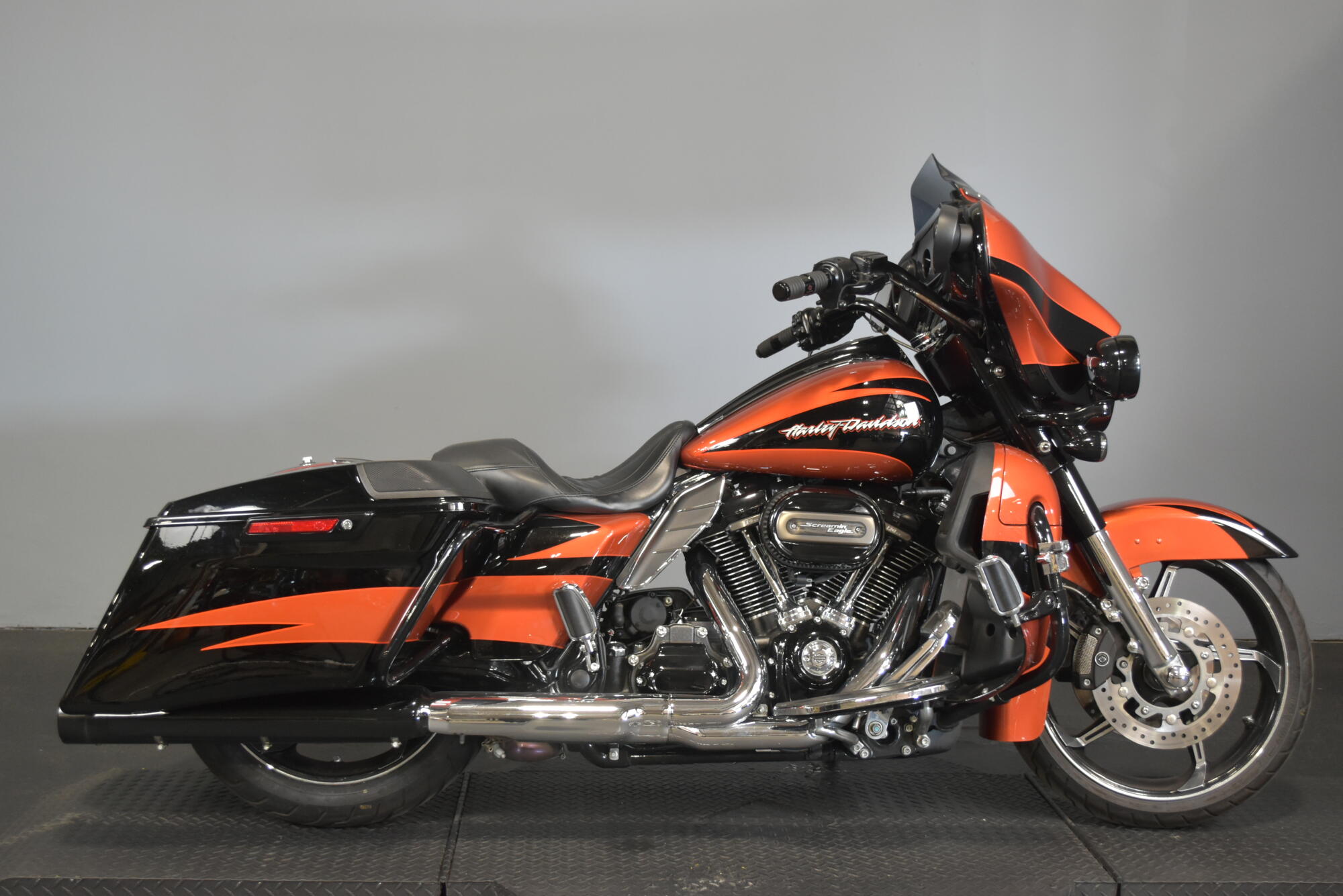 2017 Harley-Davidson® CVO™ Street Glide® Sunburst Orange/Starfire