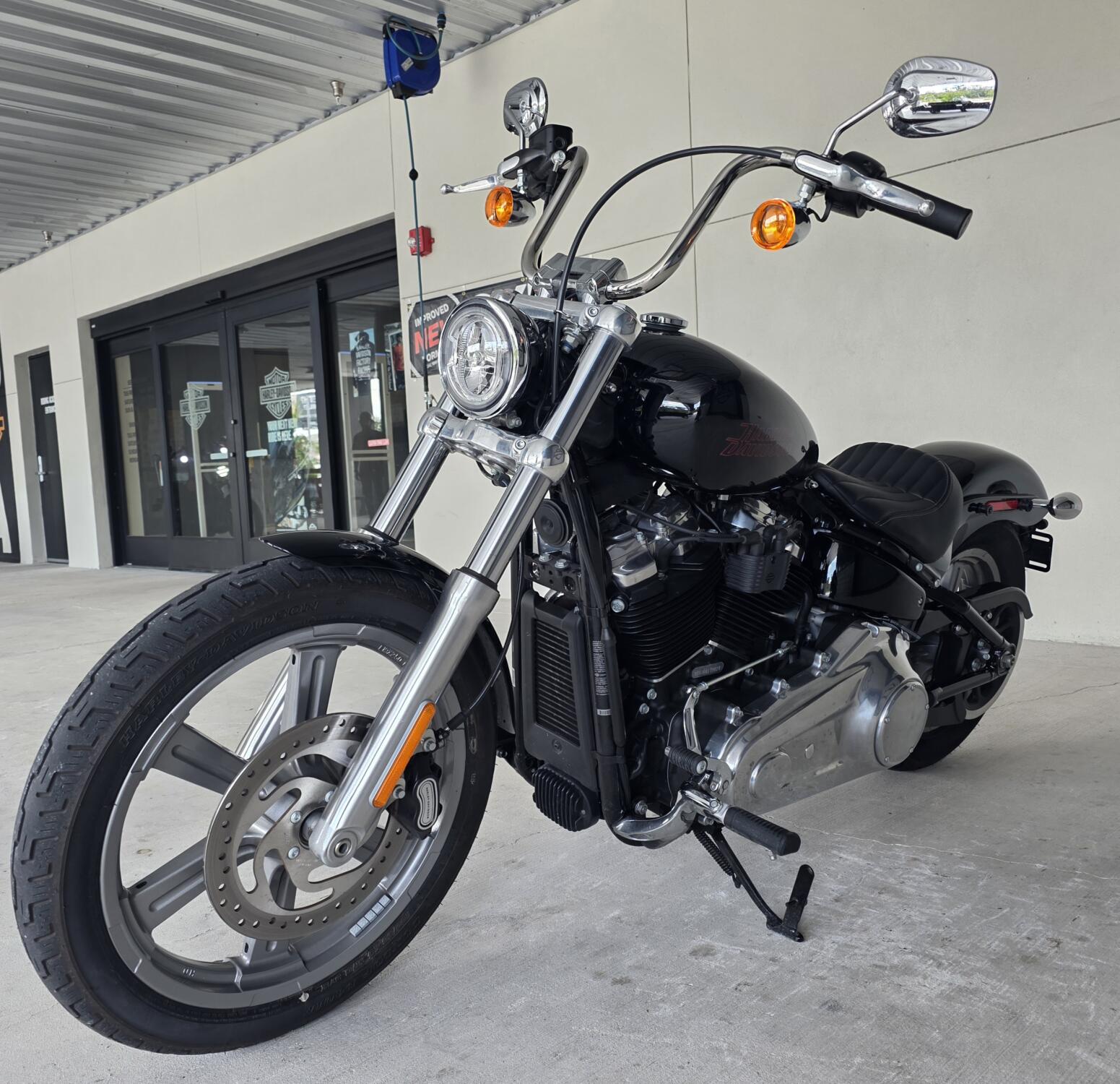 2024 Harley-Davidson® Softail® Standard Vivid Black, photo 11
