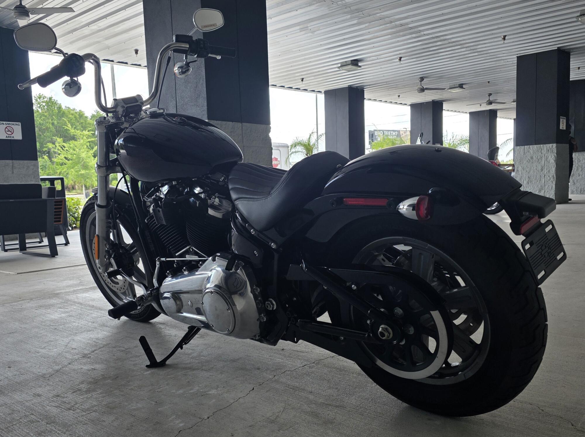 2024 Harley-Davidson® Softail® Standard Vivid Black, photo 10