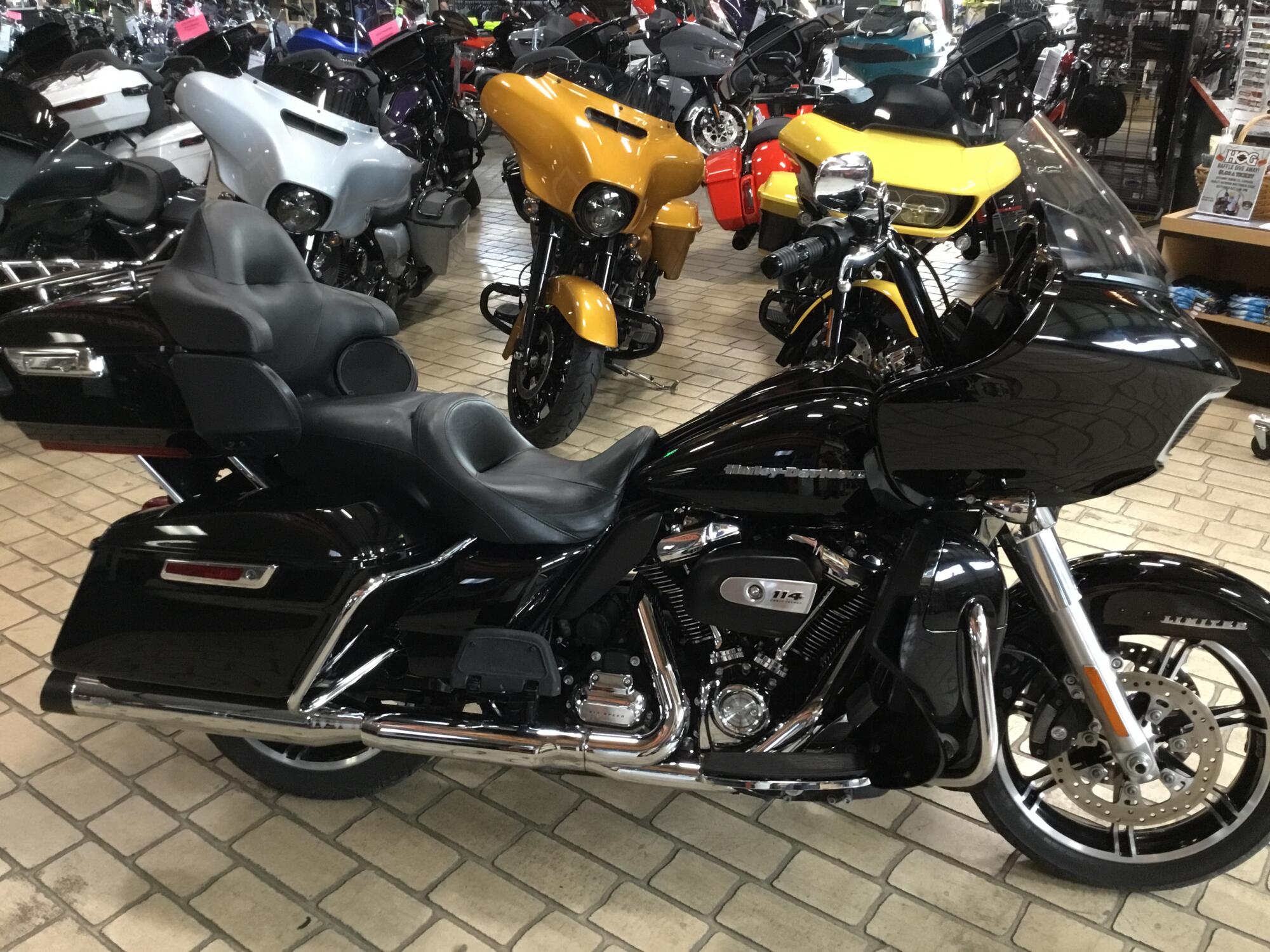 2022 Harley-Davidson® Road Glide® Limited Vivid Black - Black Finish