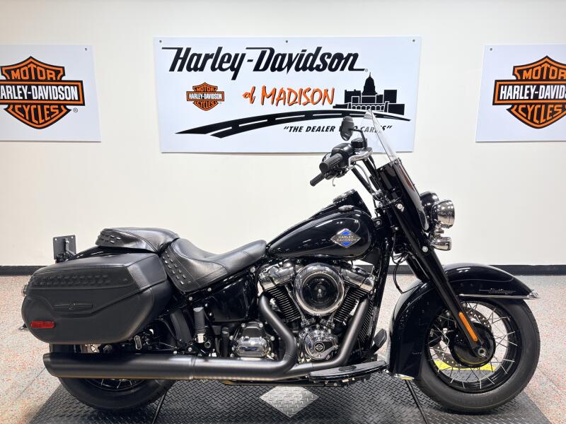 2026 FLHC Harley-Davidson® Heritage Classic Vivid Black Black Laced Wheels