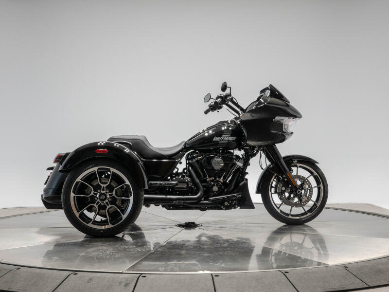 2026 HARLEY-DAVIDSON FLTRT ROAD GLIDE 3 in Vivid Black with Black Trim