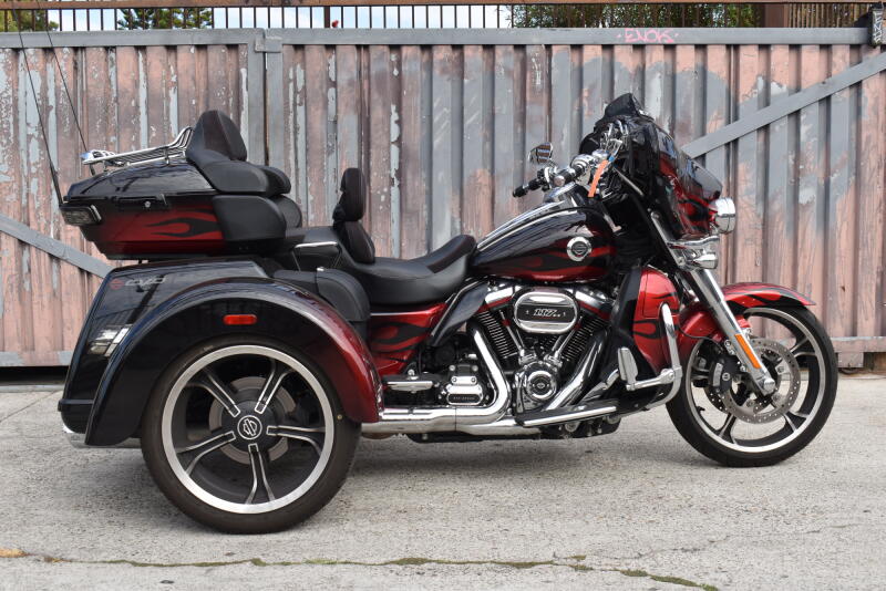 2022 Harley-Davidson® CVO™ Tri Glide® FLHTCUTGSE