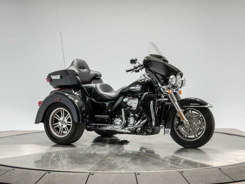 2022 HARLEY-DAVIDSON FLHTCUTG TRI GLIDE ULTRA in Vivid Black