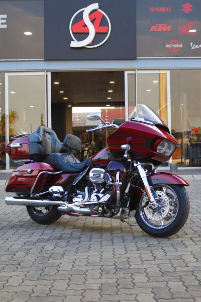 2015 Harley-Davidson® CVO™ Road Glide® Ultra Two-Tone Burgundy Blaze/Typhoon Maroon