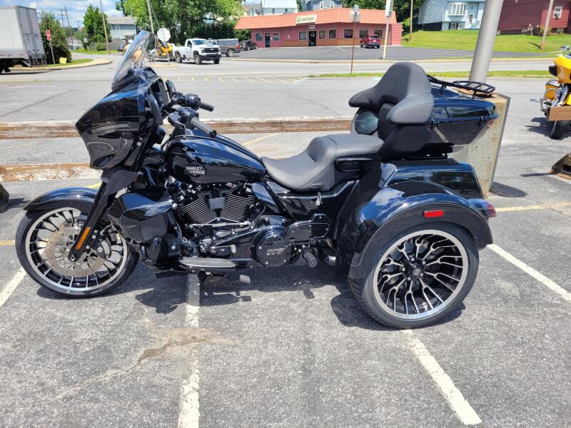 2026 Harley-Davidson® Street Glide 3 Limited Vivid Black Black Trim