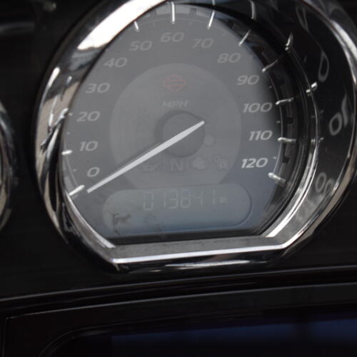 2022 Harley-Davidson® CVO™ Tri Glide® FLHTCUTGSE thumb 3